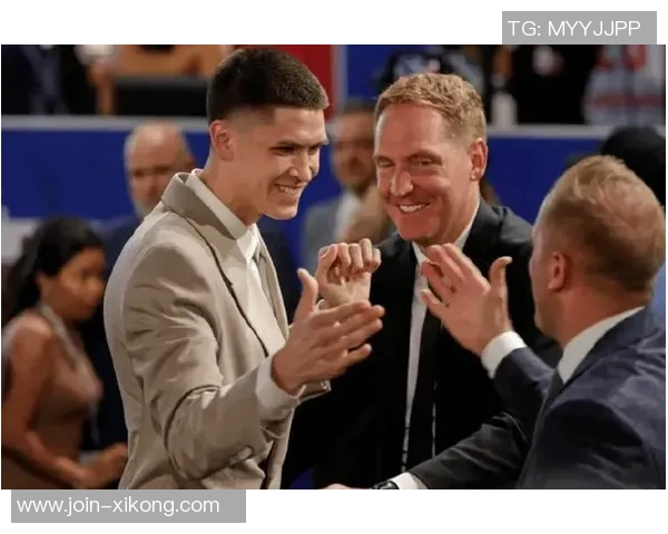 姚明与篮网新秀杰明同框合影引发热议谁能在巨人面前不变矮人