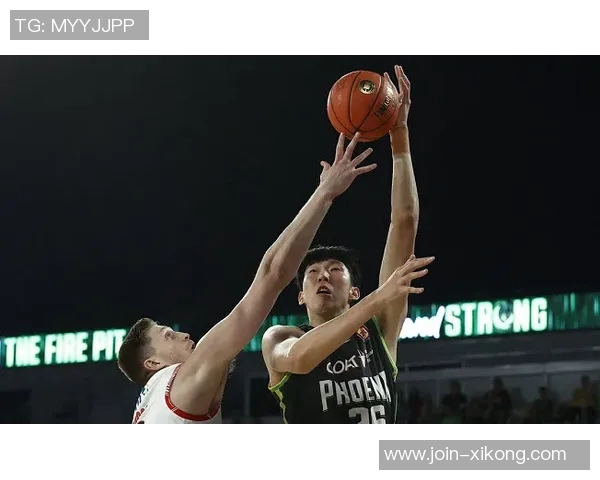 管子煜突破防守连过两人上篮被文班帽封盖精彩瞬间回顾